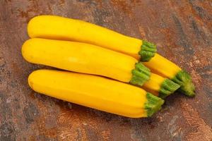 jeunes courgettes jaunes mûres et savoureuses photo