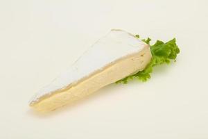 triangle de fromage brie servi salade photo