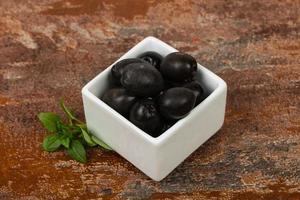 olives noires dans le bol photo