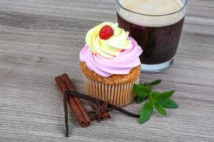 petit gâteau avec du café photo