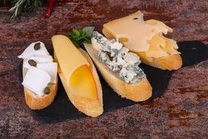 bruschetta aux divers fromages photo