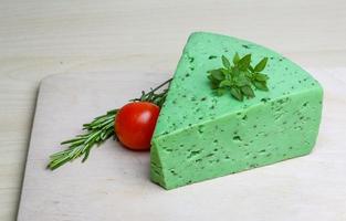 fromage pesto vert et feuilles de basilic photo