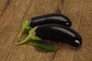 Aubergine savoureuse mûre sur fond de bois photo