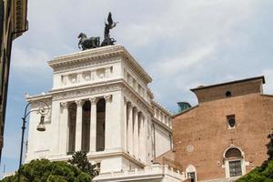 monument équestre à victor emmanuel ii près de vittoriano le jour à rome, italie photo