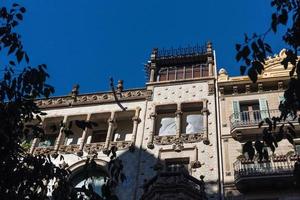 façades d'immeubles d'un grand intérêt architectural dans la ville de barcelone - espagne photo