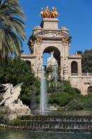 fontaine du lac du parc de la ciudadela de barcelone avec quadrige doré d'aurore photo