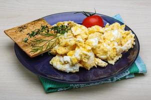 oeufs brouillés à la tomate photo