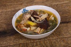 soupe de style thaï avec de la viande et des champignons photo