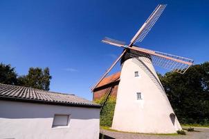 moulin à vent blanc traditionnel photo