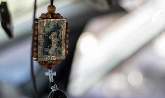 icône en bois amulette dans la voiture de nicolas le thaumaturge sur une ficelle double face. l'icône est commodément accrochée au rétroviseur. traduction séraphin de sarov. ukraine, irpen - 12 mai 2022. photo