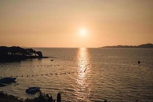 coucher de soleil sur la plage de pattaya en thaïlande photo