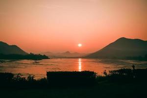 chiang khan loei thaïlande paysage maison en bois au bord de la rivière avec le coucher du soleil le soir à la vieille ville de chaing khan loei thaïlande photo