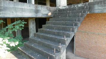 un bâtiment abandonné en raison d'une construction ratée. photo