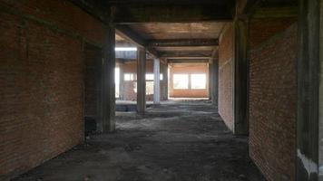 un bâtiment abandonné en raison d'une construction ratée. photo