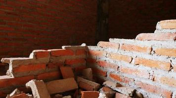 chantier non conventionnel la maçonnerie a été négligée, irresponsable, n'avance pas, à moitié finie. certaines parties, les murs avaient des surfaces rugueuses. photo