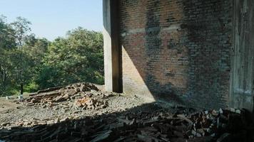 un bâtiment abandonné en raison d'une construction ratée. photo