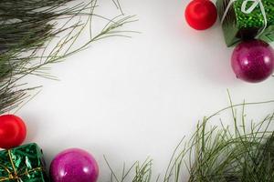 cadre de noël décoré d'ornements, bordure de noël, espace de copie. photo