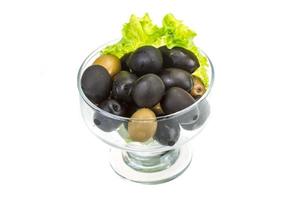 olives sur blanc photo