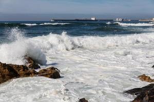 vagues se brisant sur la côte portugaise photo