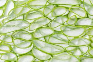 gel d'aloe vera à l'aloe vera sur fond blanc, l'aloe vera est des plantes vertes tropicales.cosmétiques naturels de renouvellement organique d'aloe vera en tranches, médecine alternative. concept de soins de la peau bio. photo