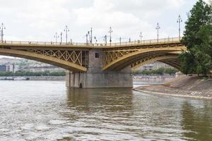 vue panoramique sur le pont margit récemment rénové à budapest. photo