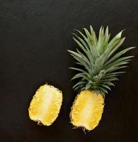 ananas sur le fond de texture noire. .ont beaucoup de fibres, de vitamines c et de minéraux. concept de nourriture, de fruits ou de soins de santé. photo