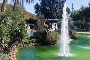 fontaine du lac du parc de la ciudadela de barcelone avec quadrige doré d'aurore photo