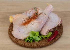 cuisse de poulet cru photo