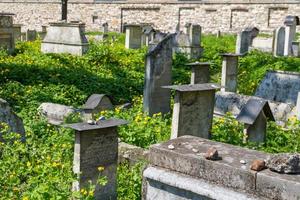 le cimetière remuh de cracovie, en pologne, est un cimetière juif créé en 1535. il est situé à côté de la synagogue remuh photo