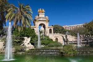 fontaine du lac du parc de la ciudadela de barcelone avec quadrige doré d'aurore photo