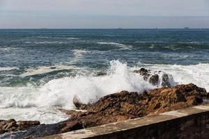 vagues se brisant sur la côte portugaise photo