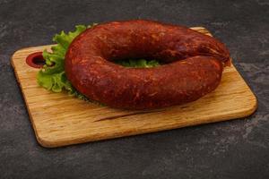 saucisse krakowska sur le plateau photo