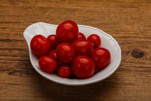 tomates cerises marinées dans le bol photo