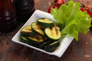 cuisine végétalienne - courgettes grillées photo