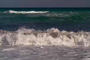 vagues de la mer sur la mer méditerranée photo