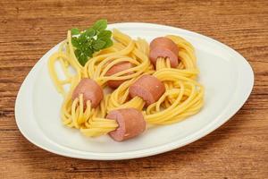 spaghetti de pâtes aux saucisses pour enfants photo