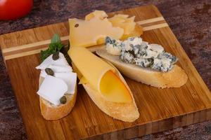 bruschetta aux divers fromages photo