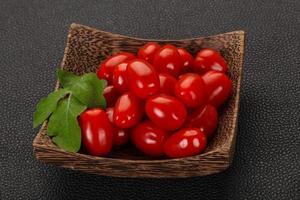 tomates cerises rouges dans le bol photo