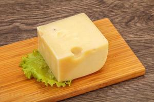 fromage emmental sur planche de bois photo