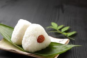 boule de riz japonaise "onigiri" photo