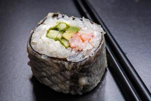macro de sushi servi sur fond noir avec reflet