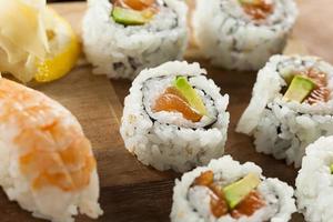 sushi maki sain au saumon japonais photo