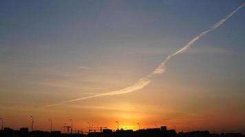 la vue panoramique du ciel coucher de soleil avec les nuages colorés dans le ciel photo