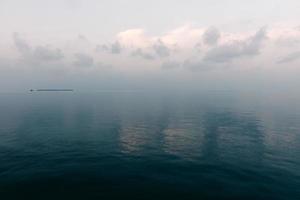 eau bleue de l'océan et ciel nuageux photo