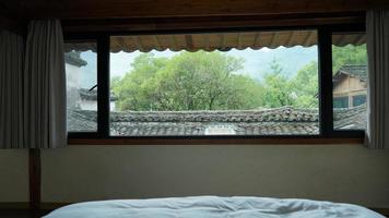 la vue de la fenêtre donnant sur l'extérieur d'un ancien bâtiment chinois en bois photo