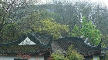 la belle vue sur le village de la campagne chinoise avec les vieux bâtiments traditionnels entourés par l'environnement naturel photo