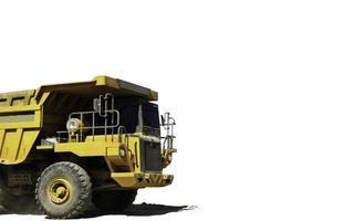 Camion lourd industriel minier dumper jaune, isolé sur fond blanc avec un tracé de détourage. photo