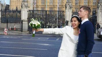 couple nouvellement marié de nationalités différentes pour une séance photo avant le mariage à Londres. l'homme est une femme asiatique britannique