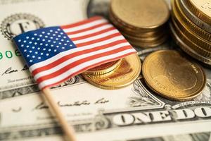 pile de pièces d'argent avec le drapeau usa amérique, concept bancaire financier. photo