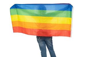 dame asiatique tenant un drapeau de couleur arc-en-ciel, symbole du mois de la fierté lgbt célèbre chaque année en juin social des droits des gays, lesbiennes, bisexuels, transgenres et humains. photo